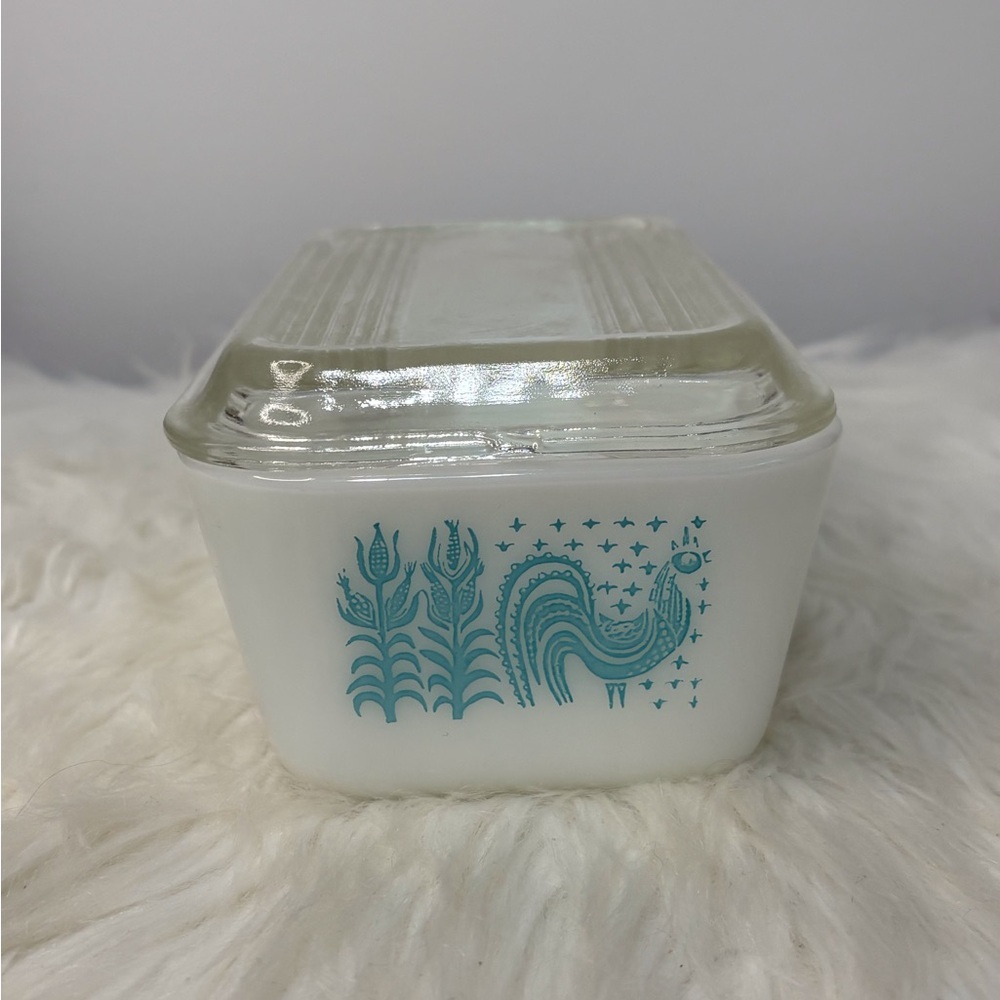 (94)Vintage Milk Glass Pyrex Amish ButterprintCasserole with Turquoise Rooster